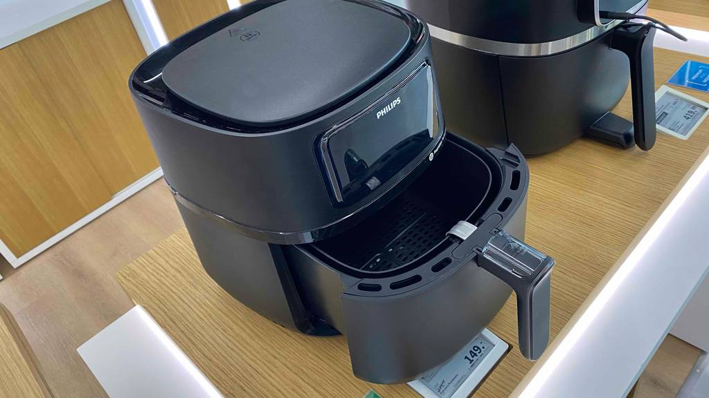 Philips Heissluftfritteuse im Test, mit herausgezogenem Frittierkorb, von oben betrachtet.