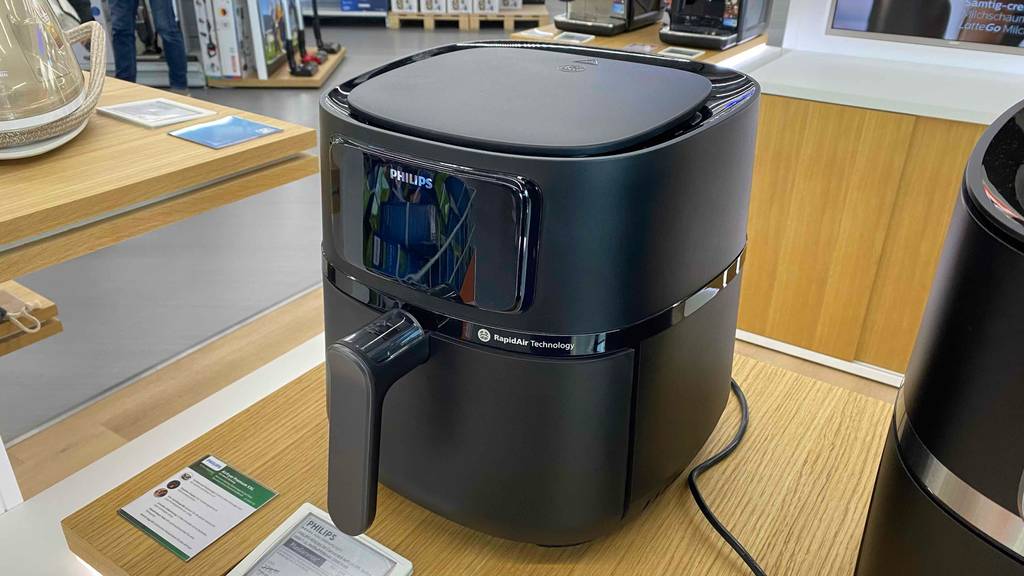 Eine Heissluftfritteuse von Philips im Test steht auf einer Holzfläche.