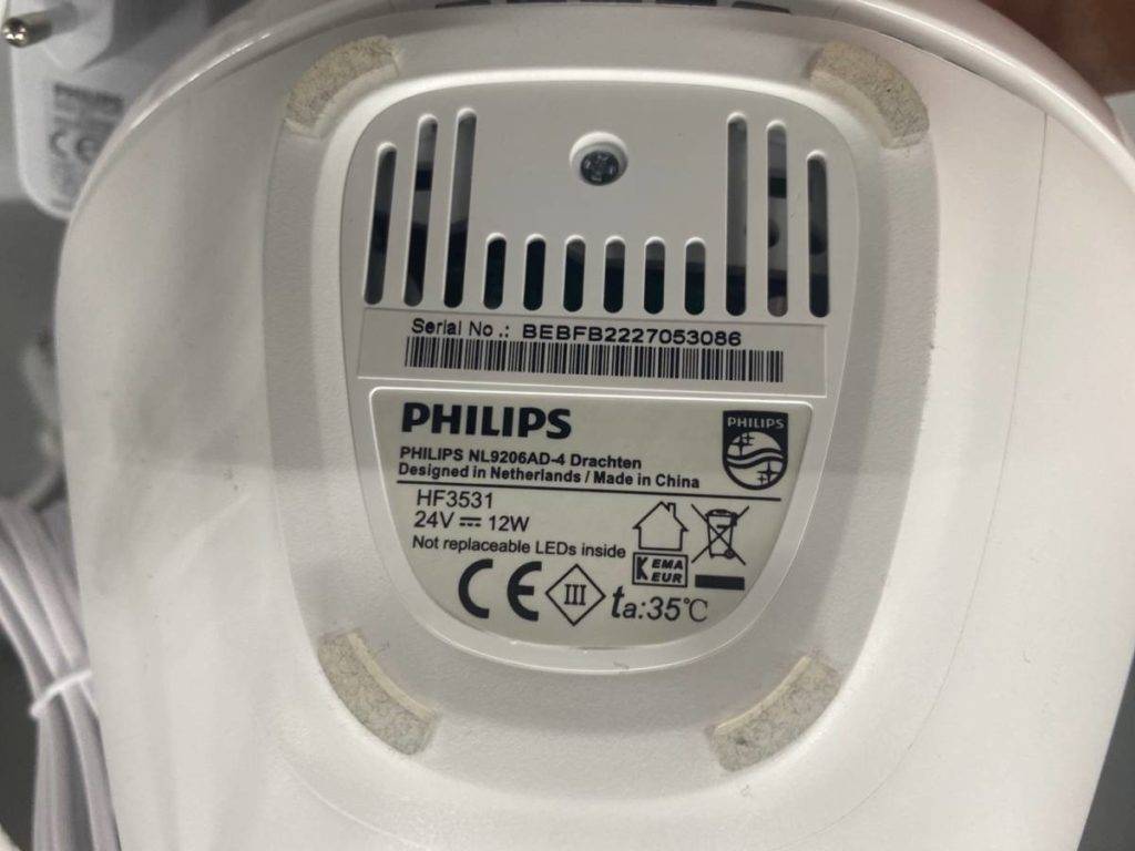 Nahaufnahme des Etiketts unter dem weißen Standfuß eines Philips HF3531 Lichtweckers im Test.