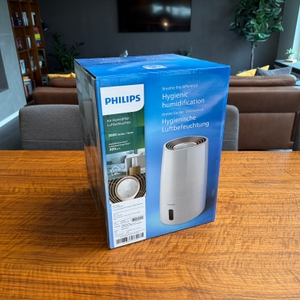 Der Karton vom Philips HU3916/10 steht auf einem Tisch