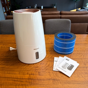 Der Lieferumfang vom Philips HU3916/10 steht auf einem Tisch