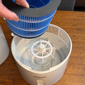 Eine Hand hält den Filter vom Philips HU3916/10 hoch