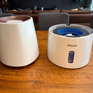 Das Ober- und Unterteil vom Philips HU3916/10 liegen nebeneinander auf einem Tisch