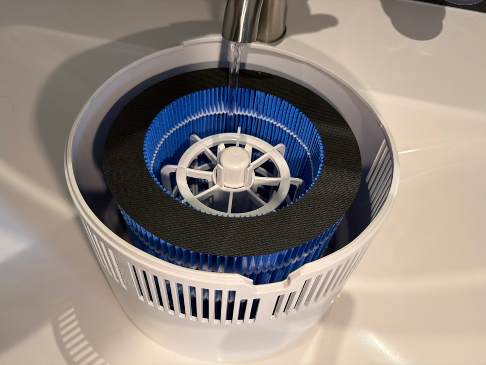 Wasser wird in den Philips HU3916/10 gegeben