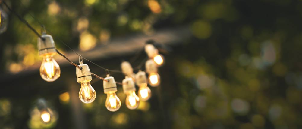 philips-hue-gartenbeleuchtung-test: Eine Lichterkette im Garten.