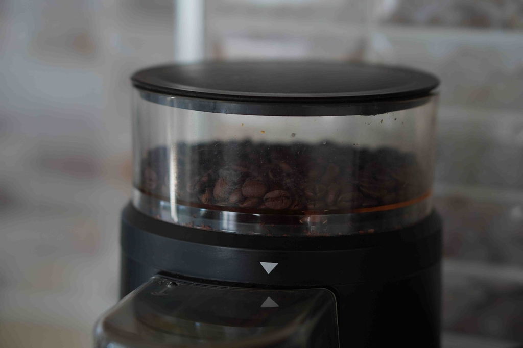 Detailaufnahme des Kaffeebohnenbehälters einer schwarzen getesteten Kaffeemaschine mit Mahlwerk.