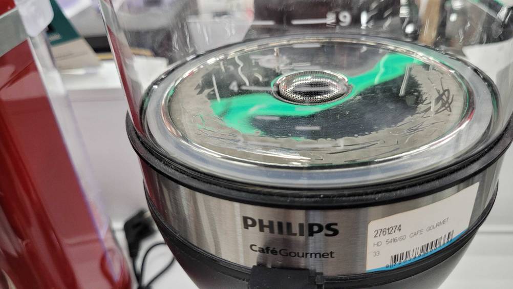 Philips-Kaffeemaschine im Test: Nahaufnahme des Filters und des Logos auf dem Gerät.
