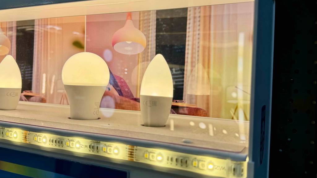 Im Test: Dimmbare E14-LED-Leuchten sind auf einem Ausstellungsregal montiert und eingeschaltet.