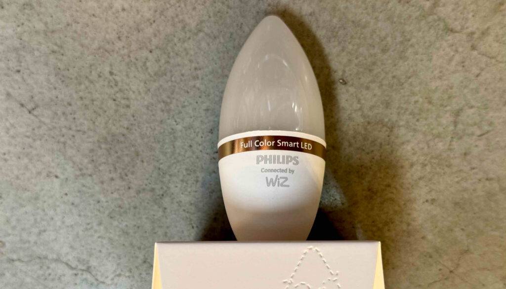 Im Test: Dimmbare E14-LED-Leuchten in Nahaufnahme der Marke Philips.
