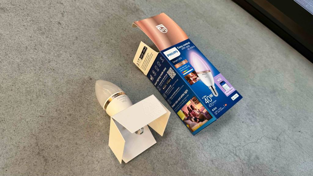 Dimmbare E14-LED-Leuchten im Test: Ansicht der Verpackung sowie des Leuchtkörpers eines Modells von Philips.