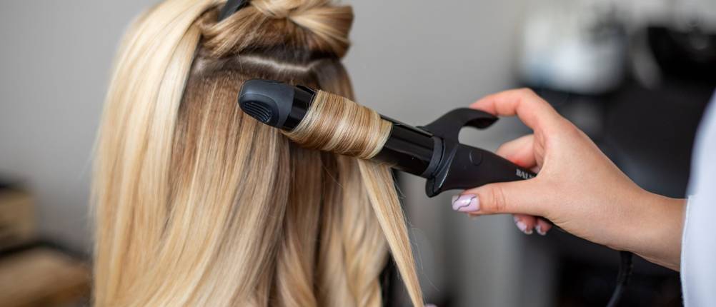Philips-Lockenstab-Test: Frau dreht Locken mit Lockenstab ein