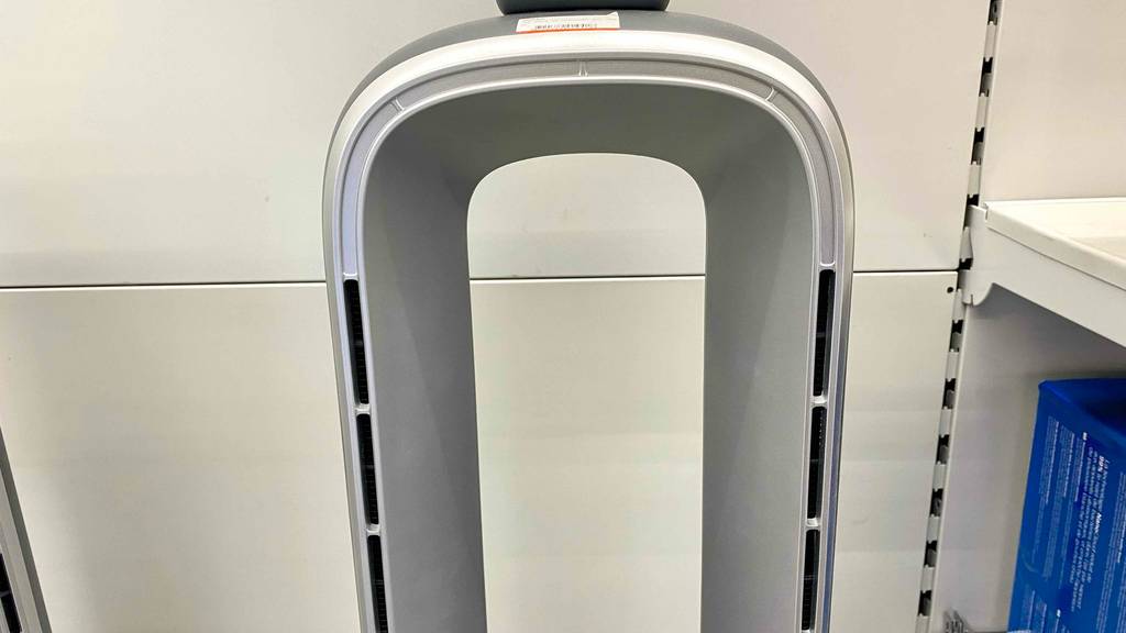 Ein getesteter Luftbefeuchter der Marke Philips befindet sich in einem Geschäft. 