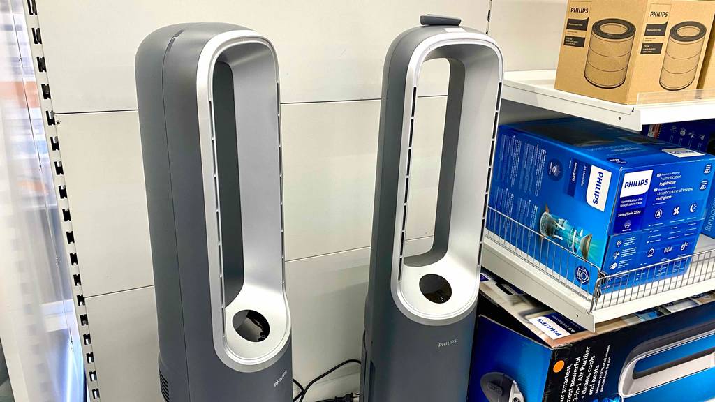 Zwei getestete Luftbefeuchter der Marke Philips stehen nebeneinander. 