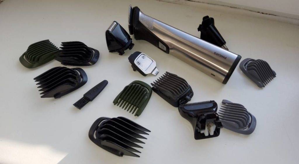 Getestetes Haarschneider-Set der Marke Philips im schwarz-silbernen Design, inklusive mehrerer Aufsätze sowie Zubehör, liegt auf einer weißen Fläche