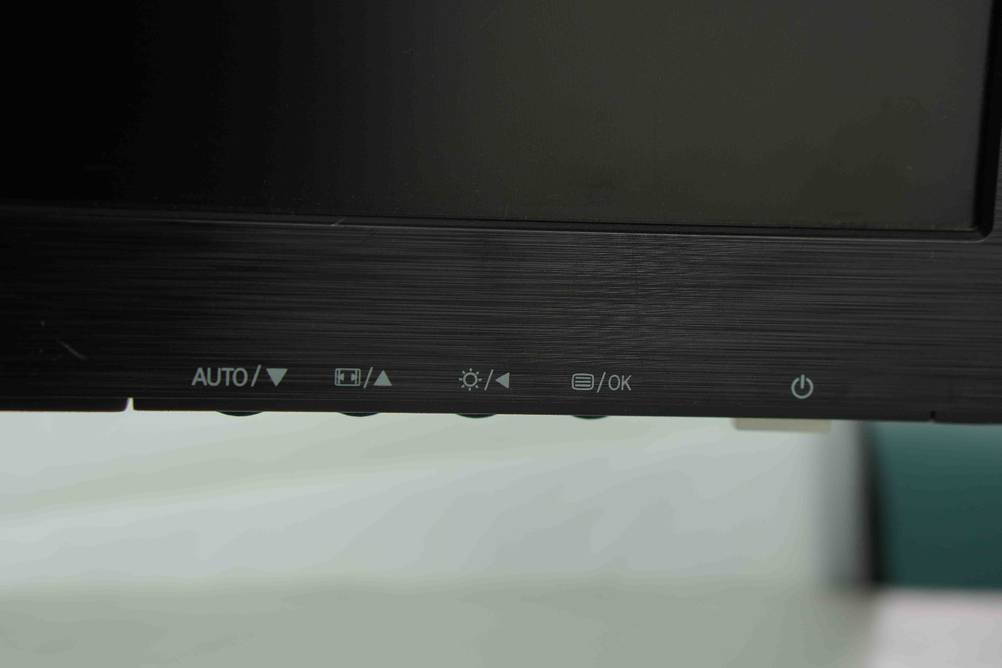 Detailansicht der Bedientasten auf einem getesteten Monitor.