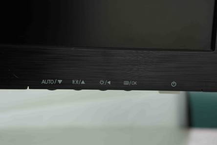 Detailansicht der Bedientasten auf einem getesteten Monitor.