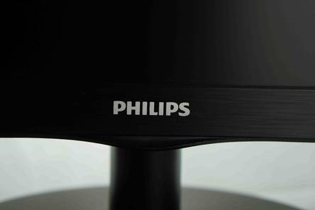 Detailansicht des auf einem getesteten Monitor eingedruckten Markennamens Philips.