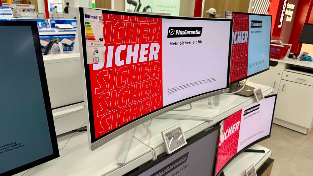 Getestet: Der Philips-Monitor auf einem Verkaufsregal mit Preisangabe.