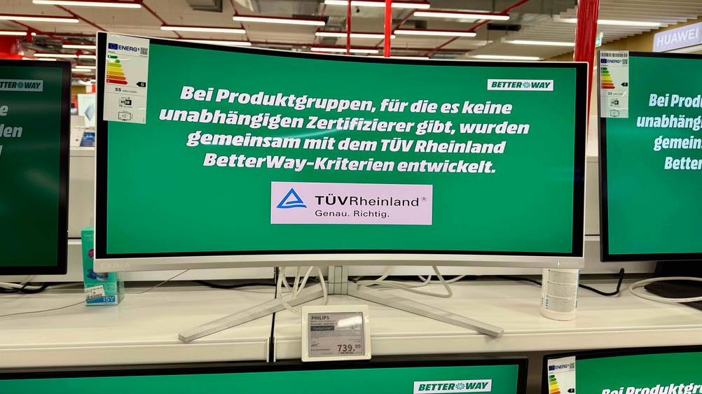 Auf einem Verkaufsregal befindet sich der Philips-Monitor im Test zwischen anderen Geräten.