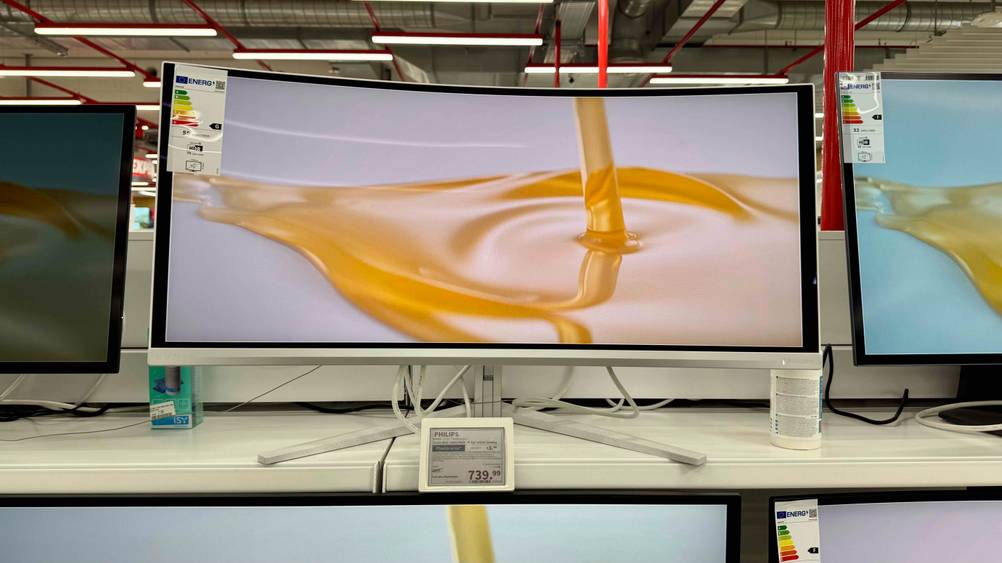 Der getestete Philips-Monitor von vorne auf einem Verkaufsregal mit Preisangabe.