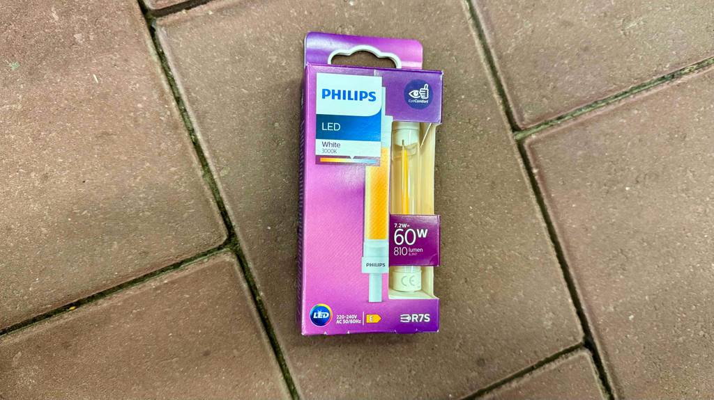 Ein original verpacktes dimmbares R7S-LEDs 118mm im Test liegt auf dem Boden.