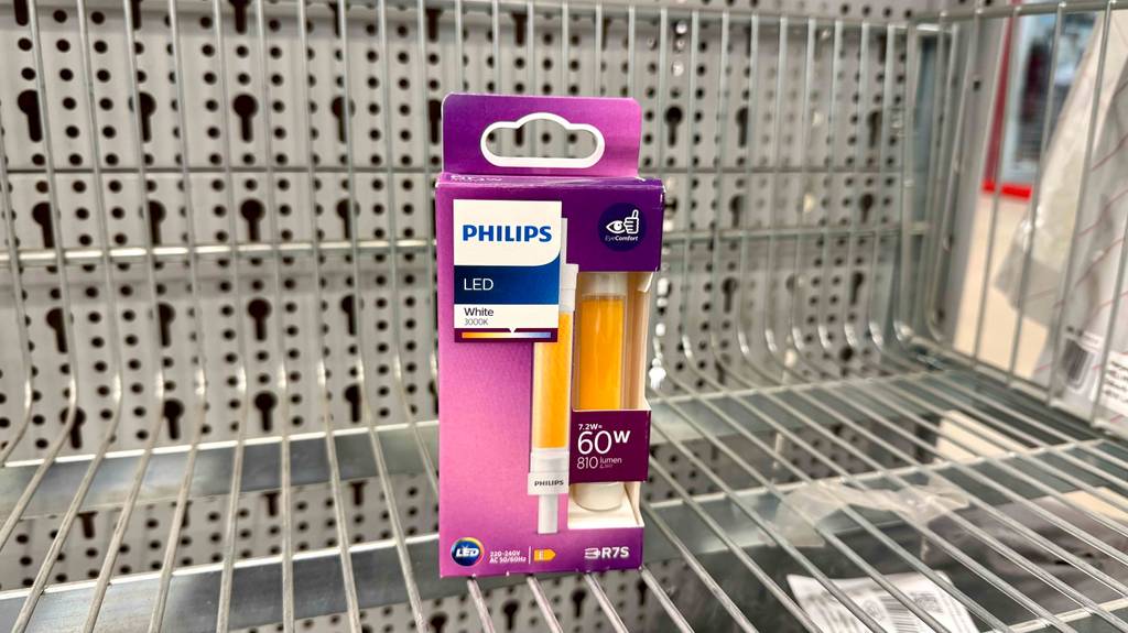 Ein pinke Verpackung mit einem getesteten dimmbaren R7S-LED (118mm) steht auf einem Regal.
