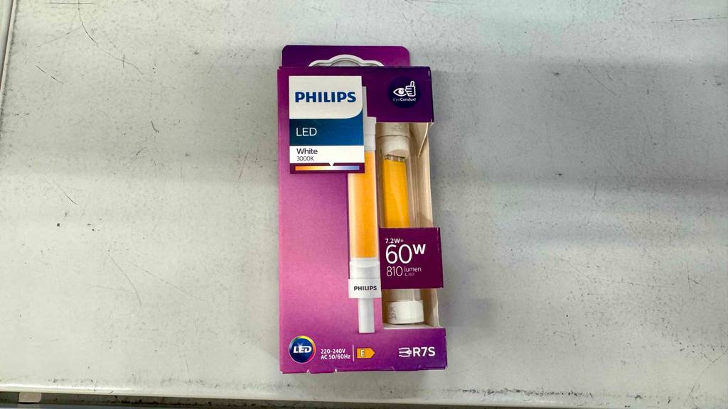 Ein pinke Verpackung mit einem getesteten dimmbaren R7S-LED (118mm) liegt auf dem Boden.