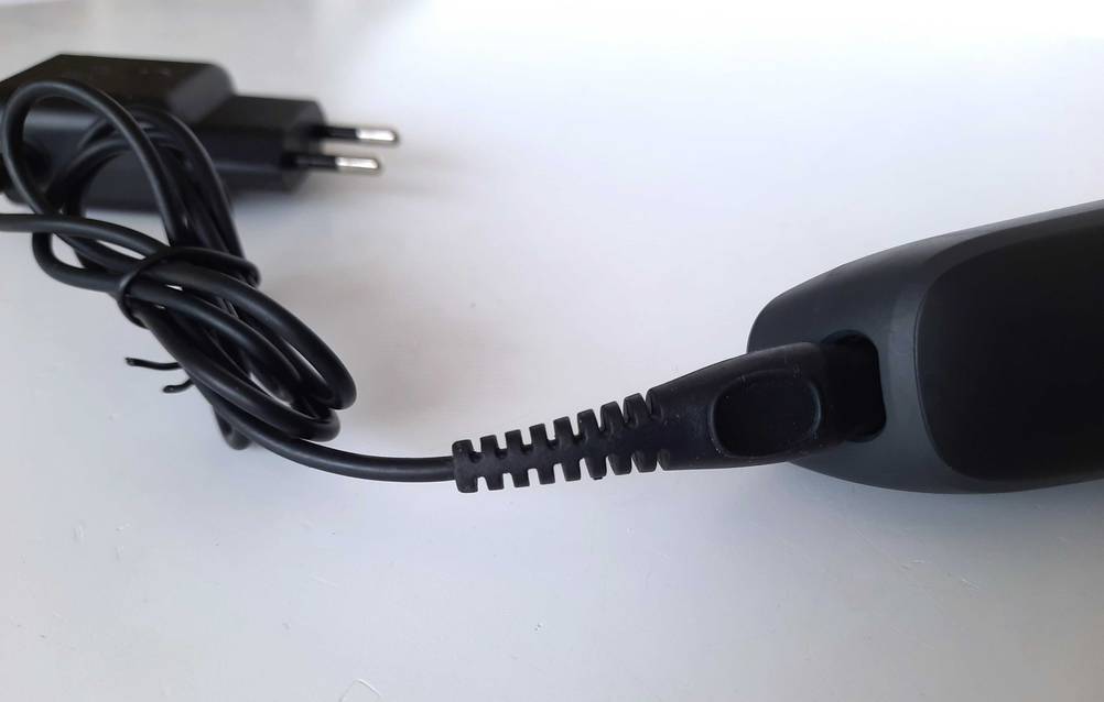Im Test: Detailaufnahme des Stromanschlusses eines Philips-Rasierers.