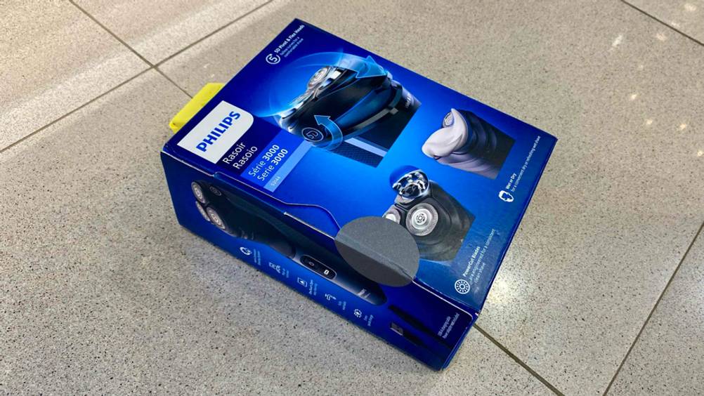 Getesteter Rotationsrasierer von Philips liegt auf dem Boden.
