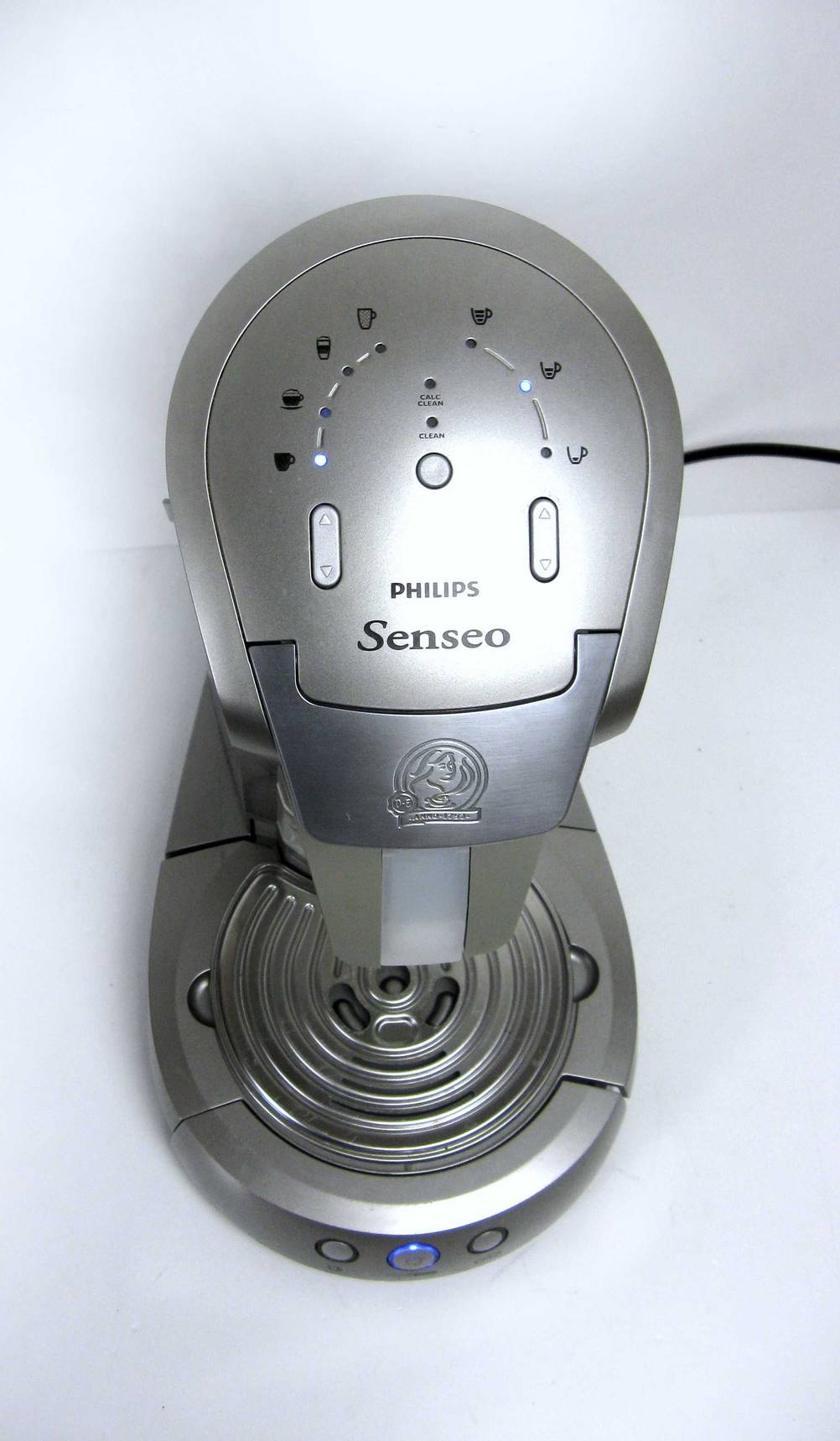 Ansicht von oben auf die Philips Senseo Kaffeemaschine für Singles in Silbergrau, die auf einer weißen Oberfläche steht.