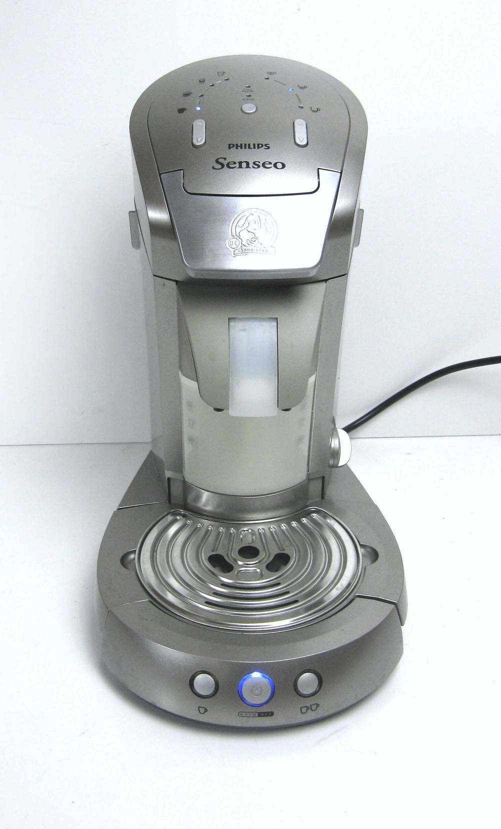 Gesamtansicht von vorn der getesteten Kaffeemaschine für Singles in Silbergrau der Marke Philips Senseo mit Netzanschluss und Zwei-Tassen-Wahlschalter.