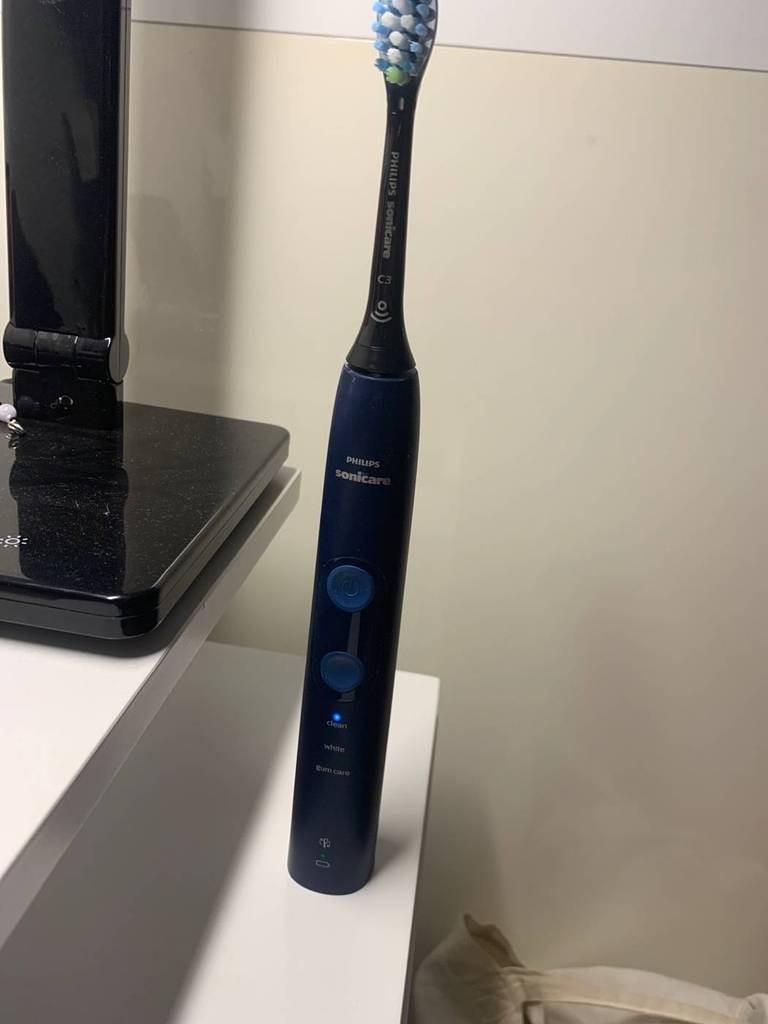 Die getestete Schallzahnbürste Sonicare steht auf einem weißen Tisch.