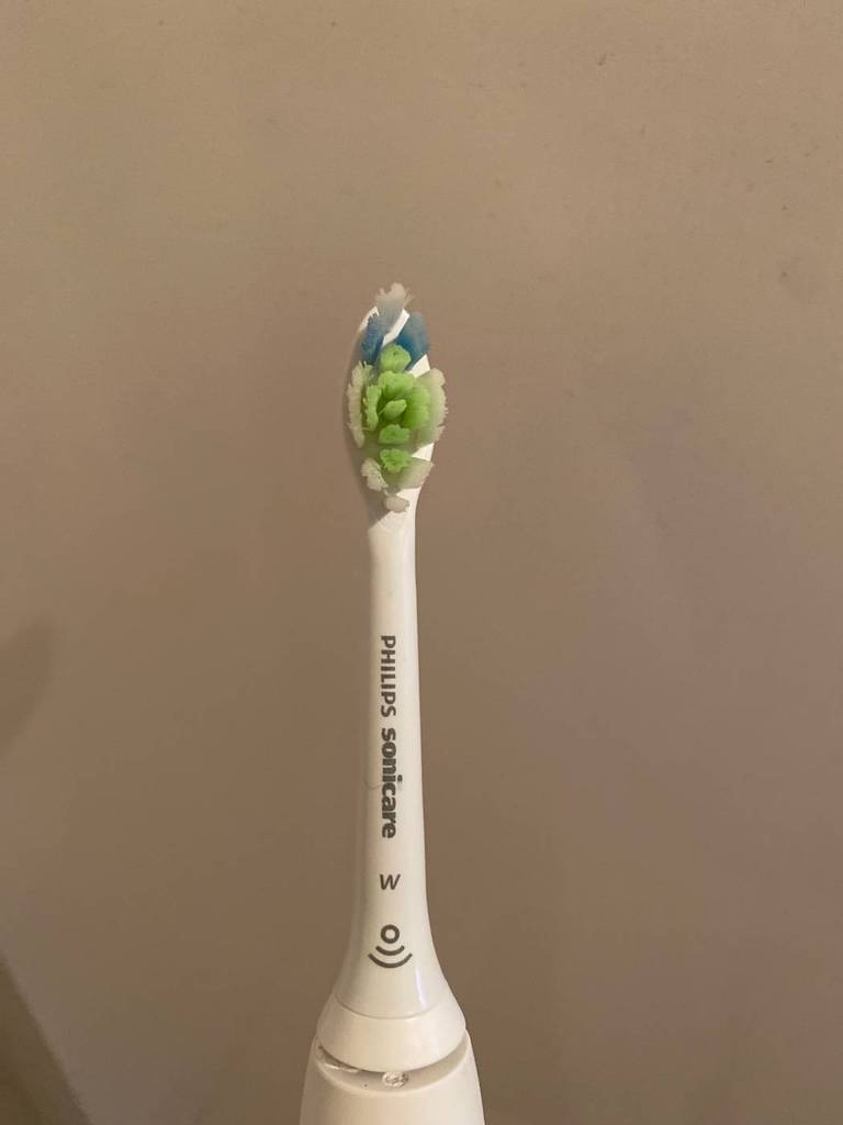 Nahaufnahme eines länglichen Bürstenkopfs von einer weißen Sonicare Schallzahnbürste im Test.