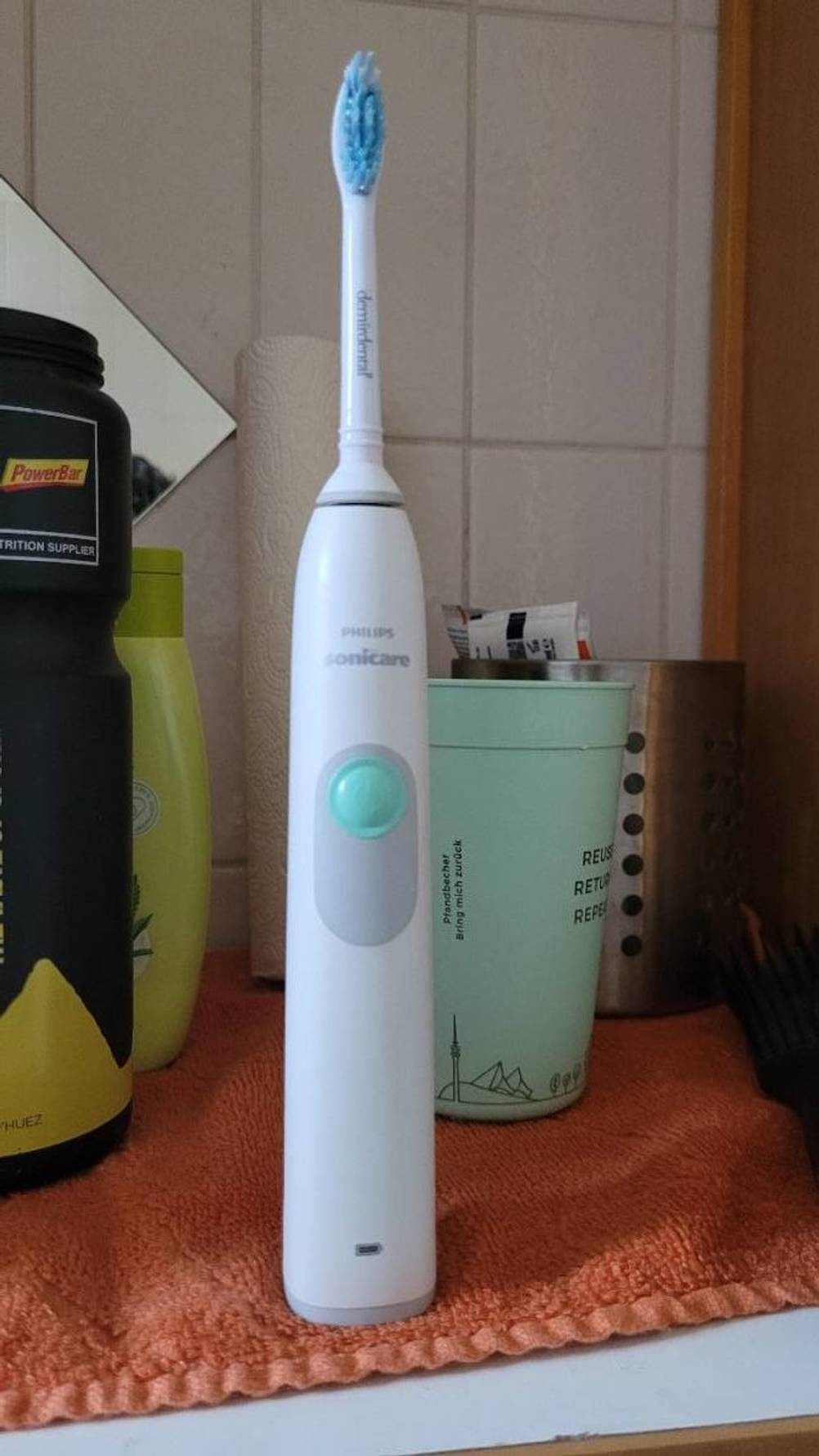 Weiße Sonicare Schallzahnbürste im Test steht in einem häuslichen Badebereich.