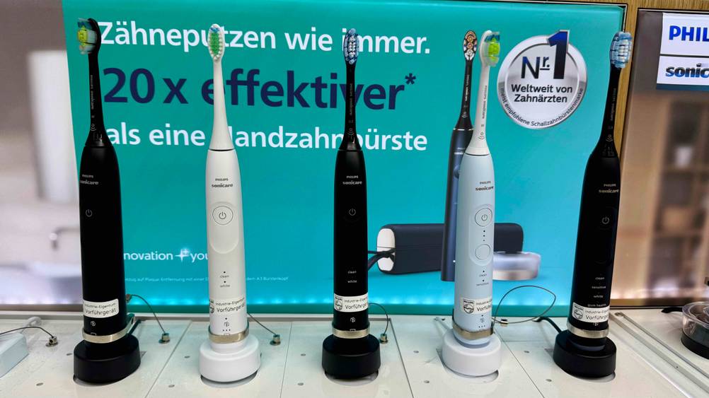 Die getestete Philips-Sonicare-Zahnbürste auf einem Ständer neben anderen Produkten.