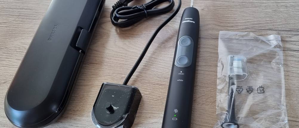 Eine Philips Sonicare ProtectiveClean Zahnbürste im Test mit dem dazugehörigen Zubehör.