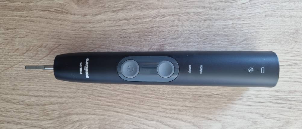 Eine Philips Sonicare Zahnbürste im Test liegt auf dem Boden.