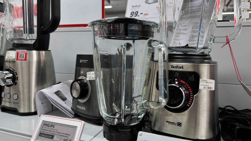 Philips-Standmixer-Test: Der Krug steht neben dem Bediengerät.