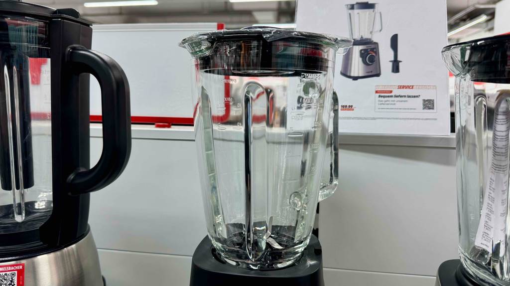 Philips-Standmixer getestet: Detailansicht des Glaskruges mit Maßeinheiten.