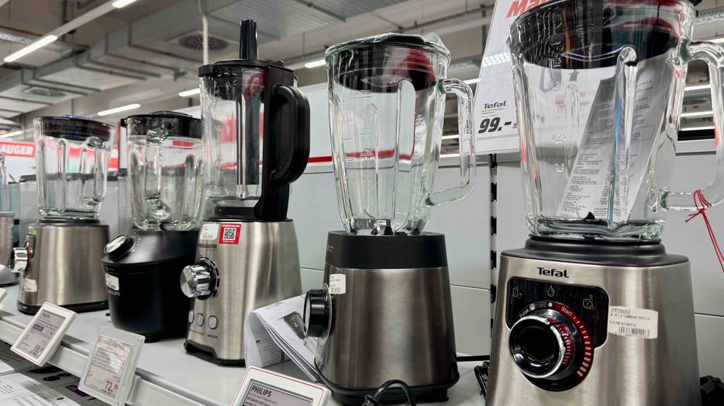 Blick von schräg rechts auf einen Philips-Standmixer, der zum testen zwischen mehreren anderen Geräten steht.