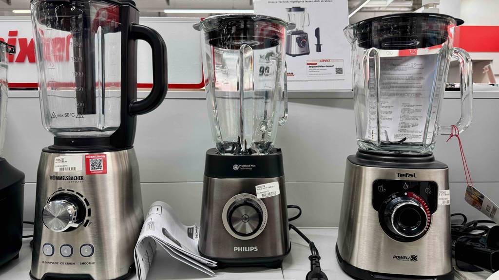 Frontansicht eines Philips-Standmixers im Test.