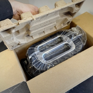 Der getestete Toaster von Philips wird ausgepackt.