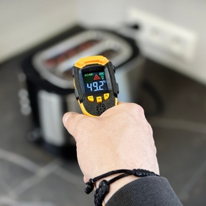 Die Außenthemperatur wird mit einem Laserthermometer an einem Toaster getestet.
