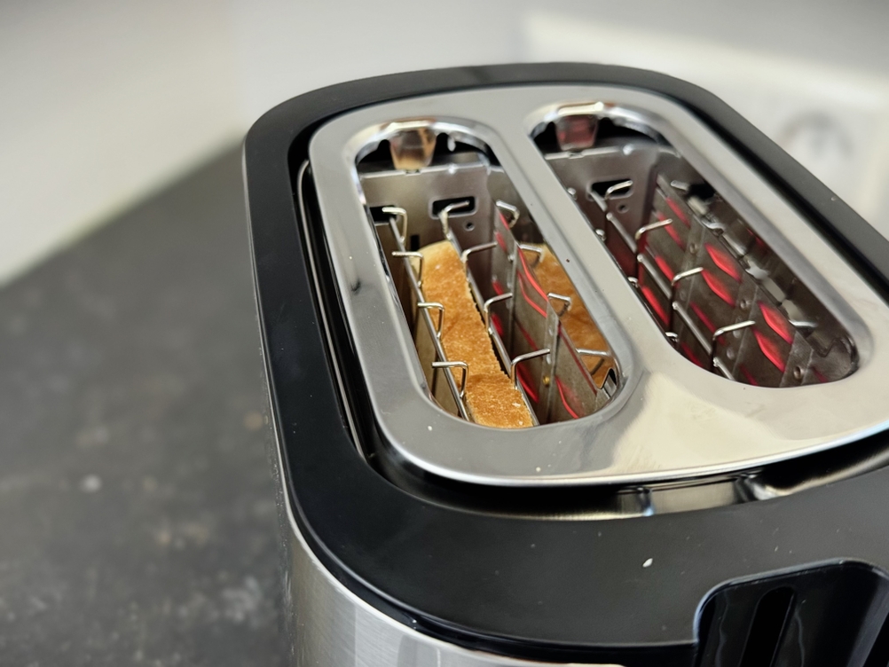Toaster im Test: Im getesteten Philips-Toaster befindet sich eine Toastscheibe und wird getoastet.