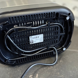 Blick auf die Unterseite des getesteten Toasters von Philips.