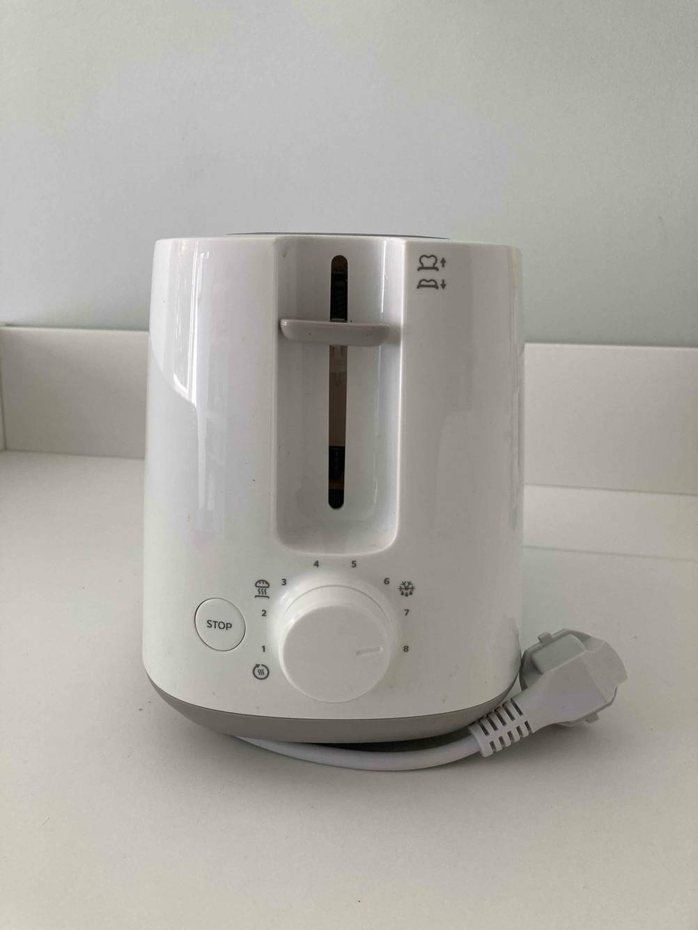 Blick von vorn auf die Einstellungen eines getesteten Philips-Toasters.