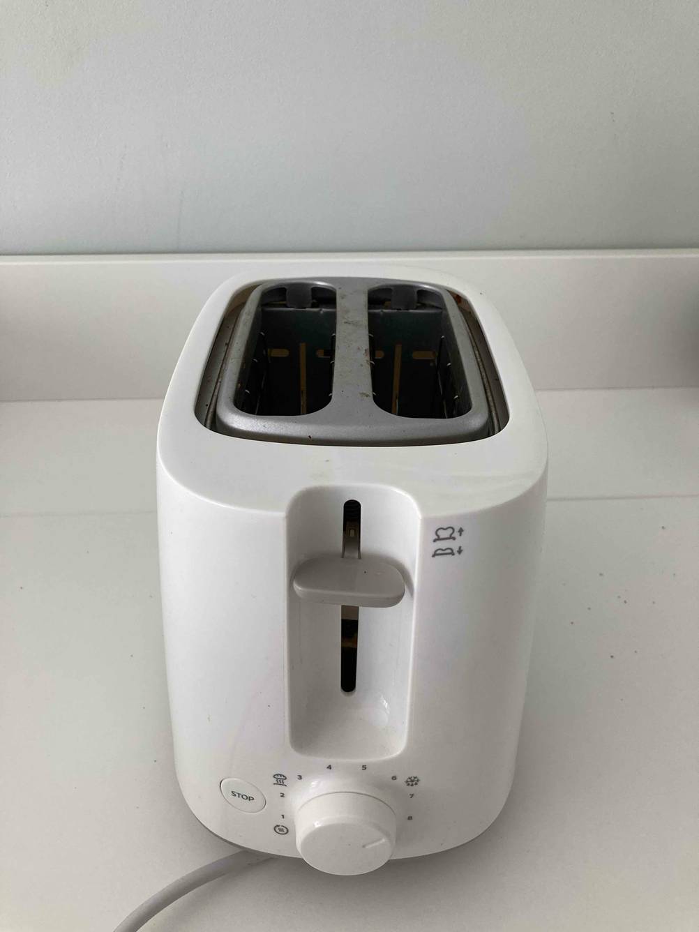 Blick von schräg oben auf einen getesteten Philips-Toaster.
