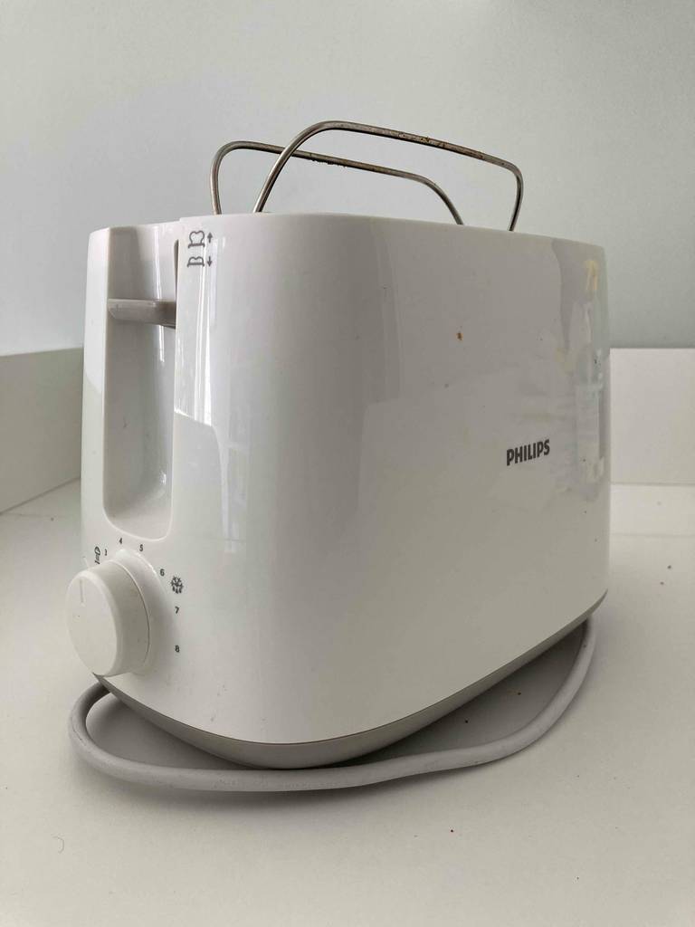 Ein Philips-Toaster steht zum testen auf einer weißen Fläche.