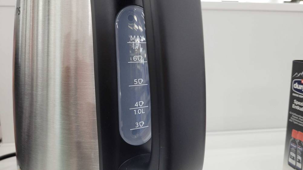 Philips-Wasserkocher im Test: Nahaufnahme der Wasserskala.