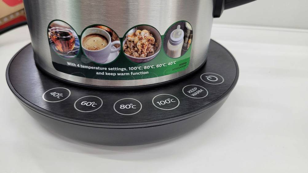 Philips-Wasserkocher getestet: Nahaufnahme der Bedienelemente.